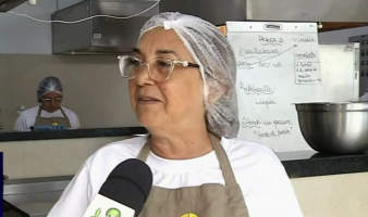 Perto da aposentadoria, mulher de 61 anos volta à sala de aula para aprender sobre gastronomia
