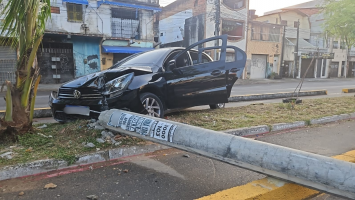 Motorista perde controle de carro, derruba poste e bloqueia trecho da Av. Leste Oeste em Fortaleza