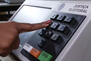 Governo decreta ponto facultativo na segunda para servidores que votam longe do local de trabalho, no Ceará