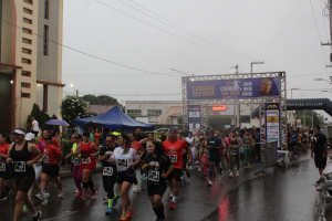 ‘Treino do Padre’: fiéis celebram dia de São José com corrida e chuva no interior do Ceará