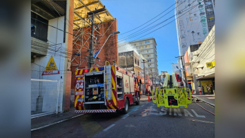 Vídeo: Incêndio atinge prédio de três andares no Centro de Fortaleza; há risco de desabamento