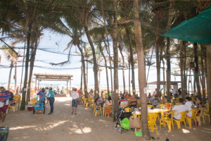 Empresários e governo assinam acordo que garante permanência das barracas da Praia do Futuro após 20 anos de impasse