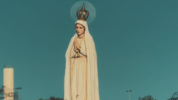 Fotógrafo registra lua 'coroando' Nossa Senhora de Fátima, no Crato; veja imagens