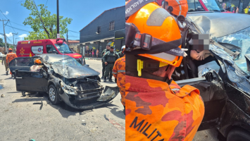 Carro colide contra ônibus, motorista foge e deixa esposa presa às ferragens, em Fortaleza