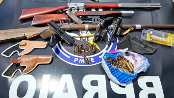 Idoso de 88 anos é preso com cinco armas de fogo após denúncia por ameaça