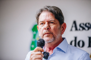 Cid Gomes vai concorrer à reeleição ao Senado pelo CE, confirma Elmano após reunião com Lula