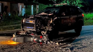 Colisão entre moto e viatura da polícia deixa jovem morto no Ceará