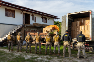 Operação apreende 1,4 milhão de maços de cigarros clandestinos em 'bunker' e imóvel no Ceará