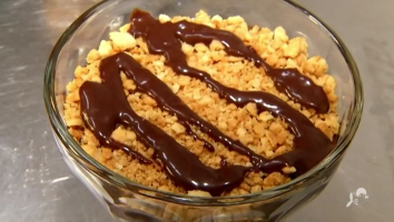 Confira a receita de sobremesa de Páscoa com camadas de chocolate e geleia de frutas