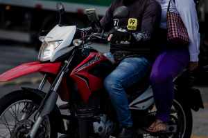 Preço mais barato e corrida mais rápida: motos por app em Fortaleza se consolidam, mas expõem riscos 