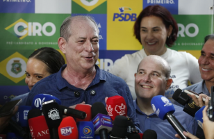'Tá querendo ser preso?': Ciro confunde gesto de apoiador com símbolo de facção, pede prisão e se desculpa após perceber erro
