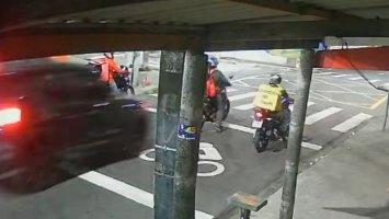 Motorista é preso após colidir com entregador que estava parado no semáforo em Fortaleza; vídeo 