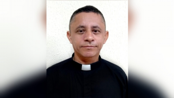 Padre é denunciado por transfobia após críticas durante missa no Ceará