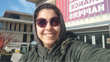 Mãe e namorado de brasileira desaparecida na Inglaterra adiam retorno ao Brasil para acompanhar buscas